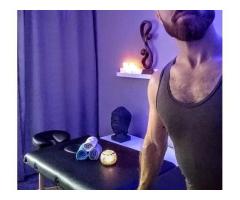 Jeune masseur beau